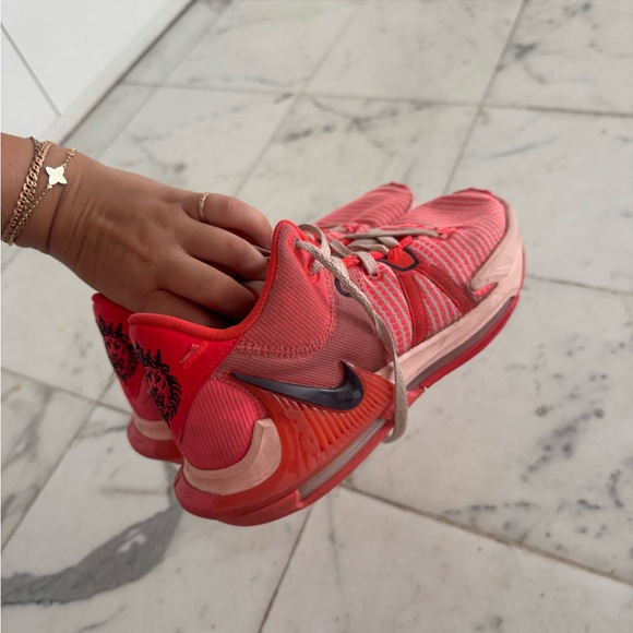 Nike LeBron Air Witness VII 7 Bright Neon Crimson Basketball Shoes Mens 9 - Picture 1 of 8